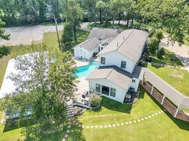 8402 Matthews Ln in Magnolia, TX - Building Photo