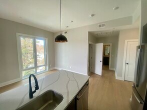 379 Somerville Ave, Unit 9 in Somerville, MA - Building Photo - Building Photo