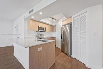 1500 Bay Rd in Miami Beach, FL - Building Photo - Building Photo