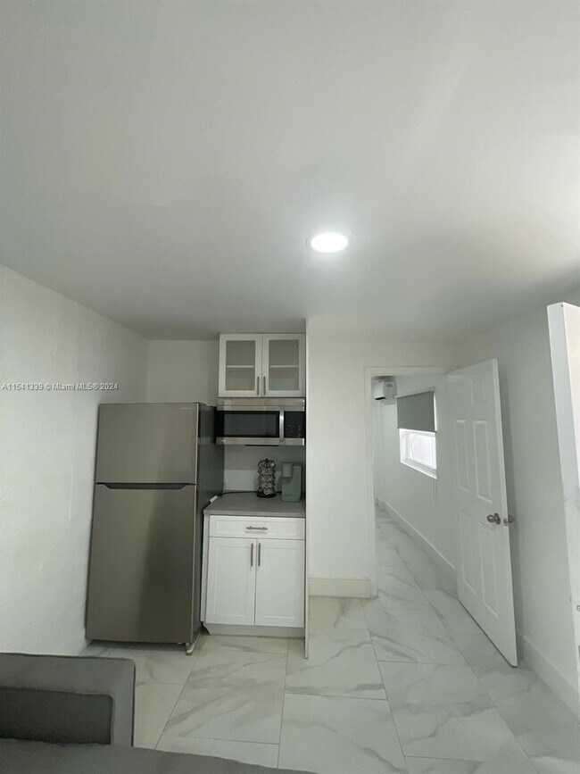 2320 SW 44th St, Unit A in Fort Lauderdale, FL - Building Photo - Building Photo