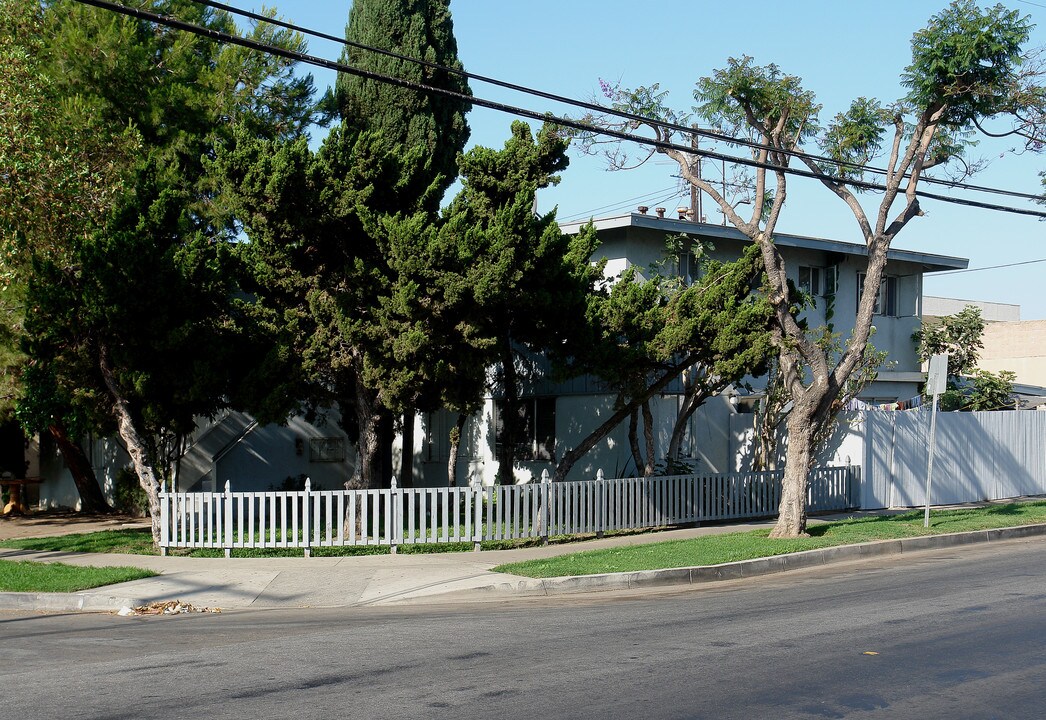 2502 S Baker St in Santa Ana, CA - Foto de edificio