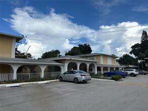 430 SE 2nd Ave-Unit -24 in Deerfield Beach, FL - Foto de edificio - Building Photo