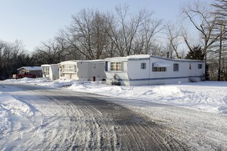 Whispering Hills in Coal Valley, IL - Foto de edificio - Building Photo