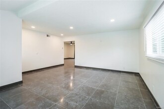 23813 Vanowen St in Los Angeles, CA - Foto de edificio - Building Photo