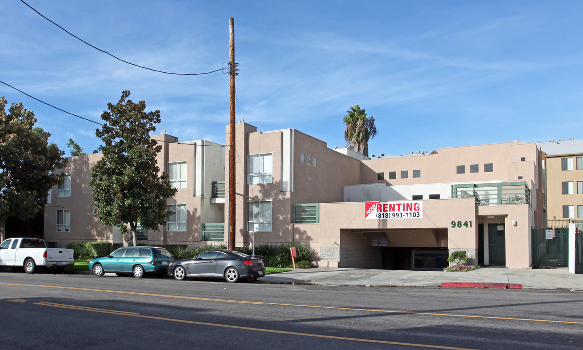 Oakridge Apartments in Northridge, CA - Building Photo