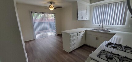 14271 Browning Ave, Unit 39 in Tustin, CA - Foto de edificio - Building Photo