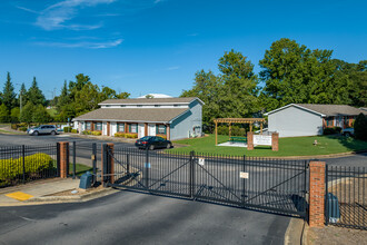 Cedar Springs Apartments in Gainesville, GA - Building Photo - Building Photo