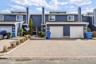 19 Rambling Meadow Ct in Tinton Falls, NJ - Building Photo