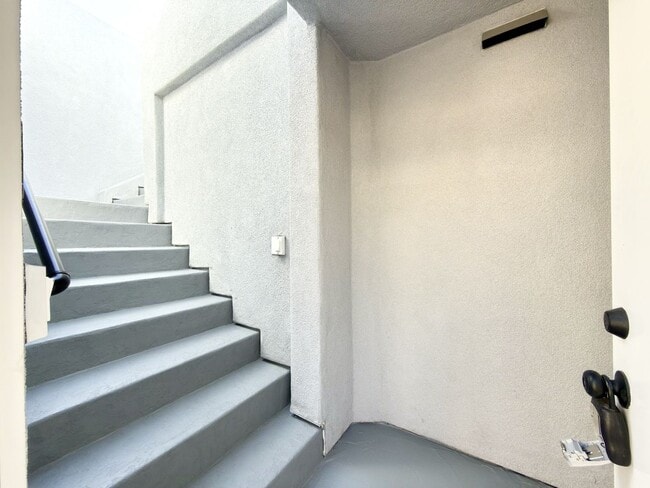 141 Chesterfield Dr in Encinitas, CA - Building Photo - Building Photo