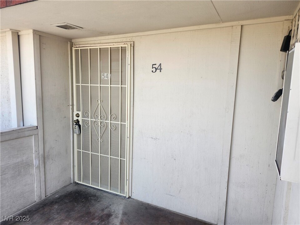 5312 S Swenson St in Las Vegas, NV - Building Photo