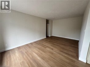 105 Tia Dr in Hamilton, ON - Building Photo - Building Photo