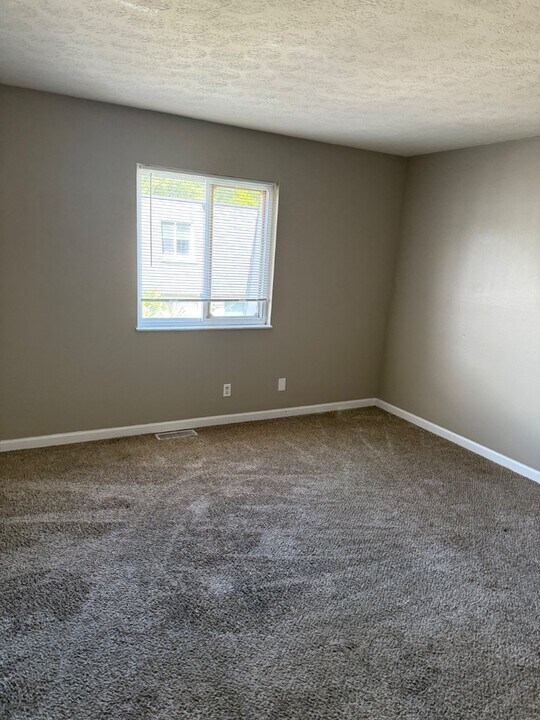 11 W Perry St in Maryville, IL - Building Photo