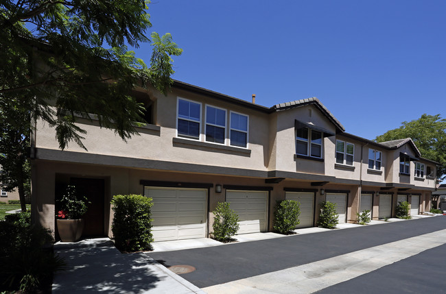 Sonoma at Mapleton Apartments in Murrieta, CA - Foto de edificio - Building Photo