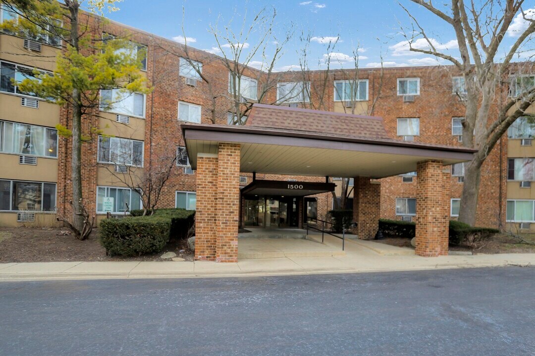 1500 Robin Cir in Hoffman Estates, IL - Building Photo