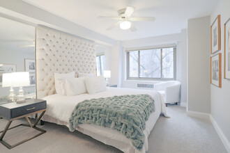 1350 North Lake Shore Drive in Chicago, IL - Building Photo - Interior Photo