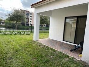 10020 NW 10th St in Miami, FL - Building Photo - Building Photo