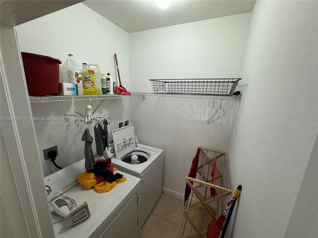 10748 NW 74th St in Medley, FL - Building Photo - Building Photo