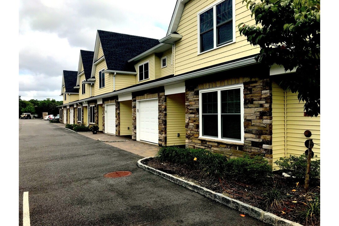 22 Creek Rd-Unit -# 101 in Halesite, NY - Building Photo