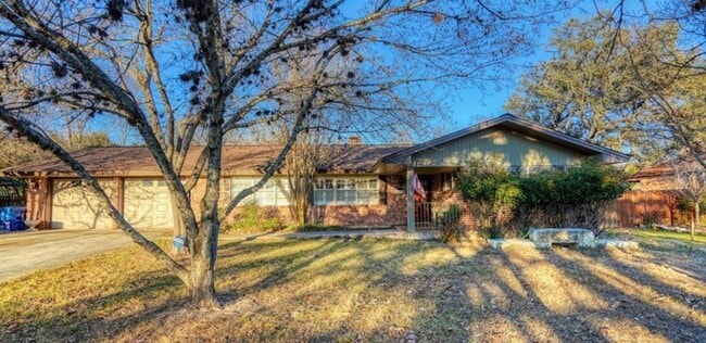 712 W Main St in Kerrville, TX - Building Photo - Building Photo