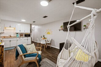 2001 N 61st Ave in Pensacola, FL - Foto de edificio - Building Photo