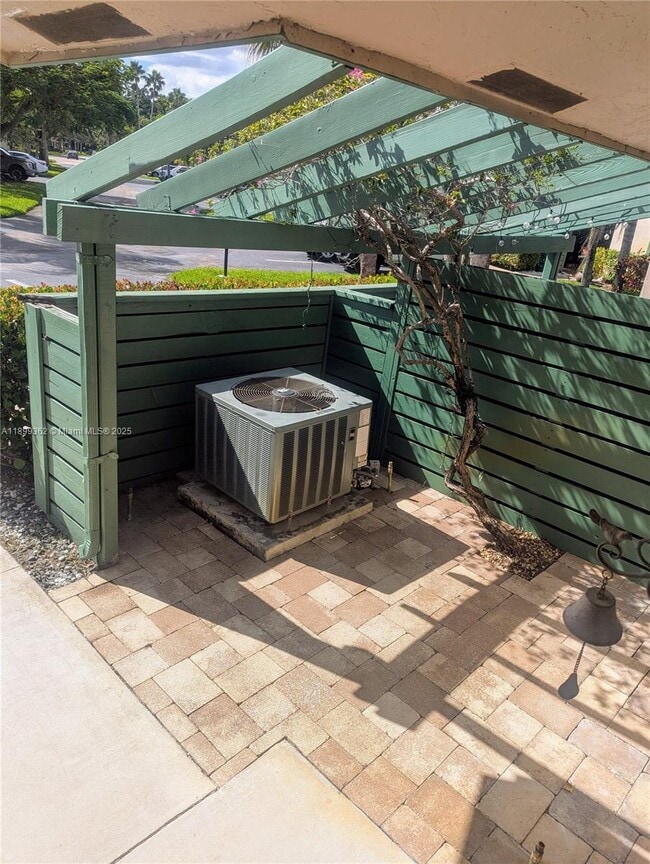 448 Lakeview Dr in Weston, FL - Building Photo - Building Photo