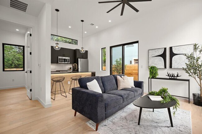 property at 1008 W Annie St