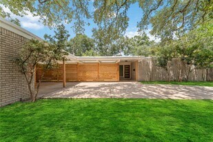 5722 W Bellfort Ave in Houston, TX - Building Photo