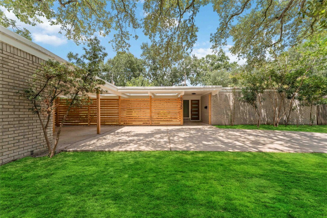 5722 W Bellfort Ave in Houston, TX - Building Photo