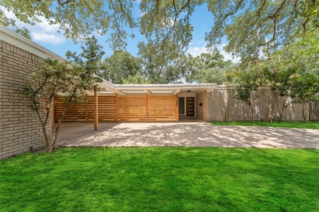5722 W Bellfort Ave in Houston, TX - Building Photo - Building Photo