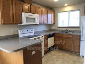 1748 SW Kalama Ave in Redmond, OR - Foto de edificio - Building Photo