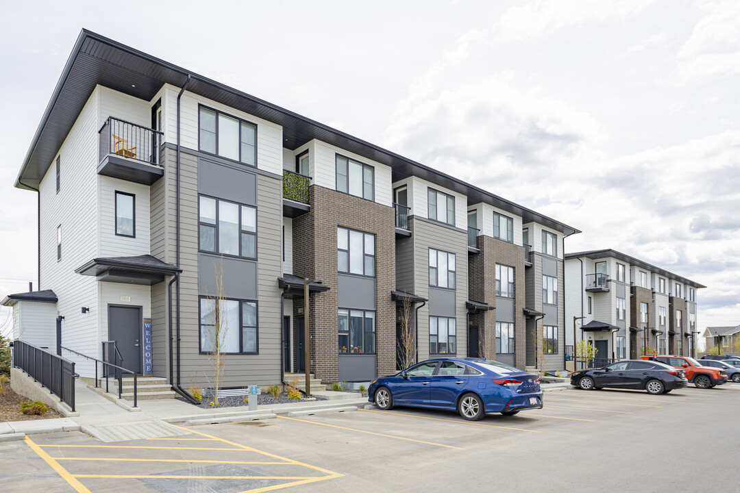 136 Drake Landing Gdns in Okotoks, AB - Building Photo