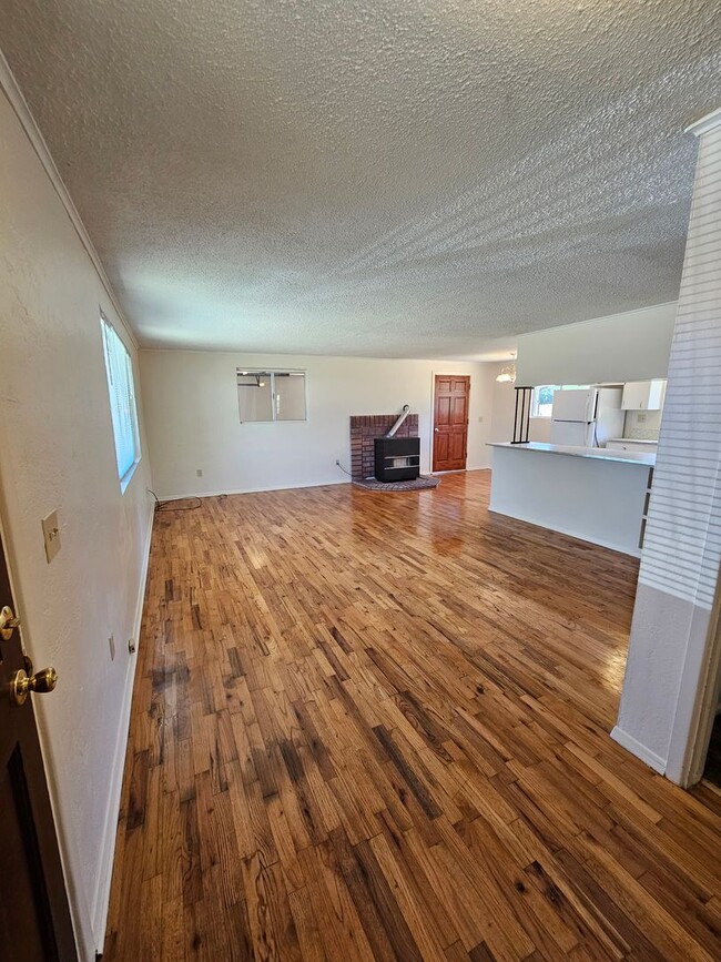 1946 Marsh Ln in Medford, OR - Building Photo - Building Photo