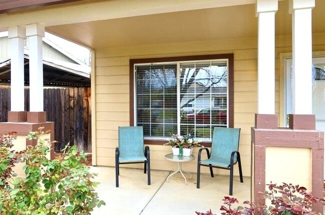 1143 Grouse Dr in Redding, CA - Foto de edificio - Building Photo