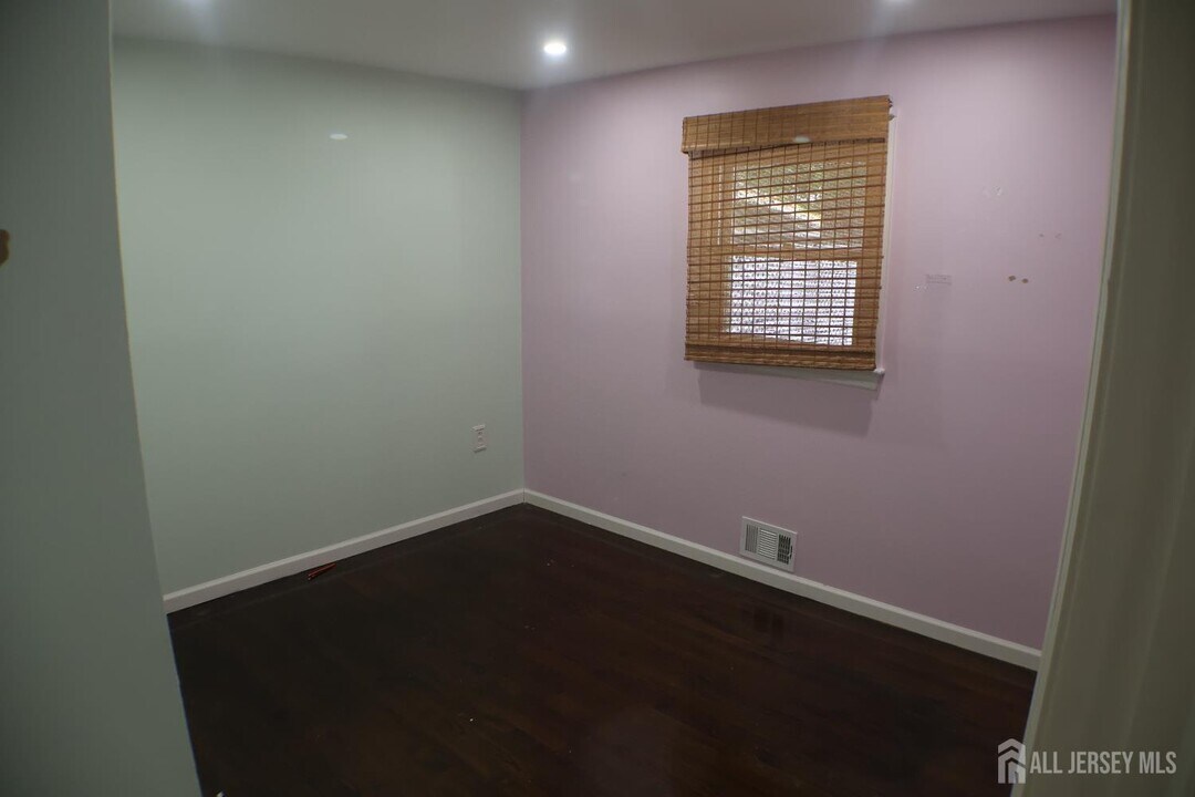 39 Kathleen Pl in Edison, NJ - Building Photo