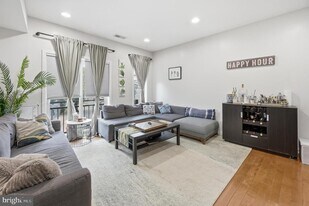 2568 Collins St in Philadelphia, PA - Building Photo