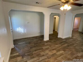 135 E Villaret Blvd in San Antonio, TX - Building Photo - Building Photo