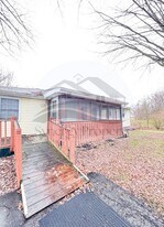 1070 Woodside Dr in Mansfield, OH - Building Photo