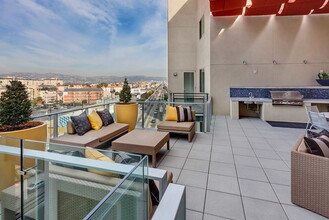 Wilshire La Brea in Los Angeles, CA - Foto de edificio - Building Photo