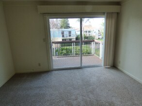 6241 Riverside Blvd in Sacramento, CA - Building Photo - Building Photo