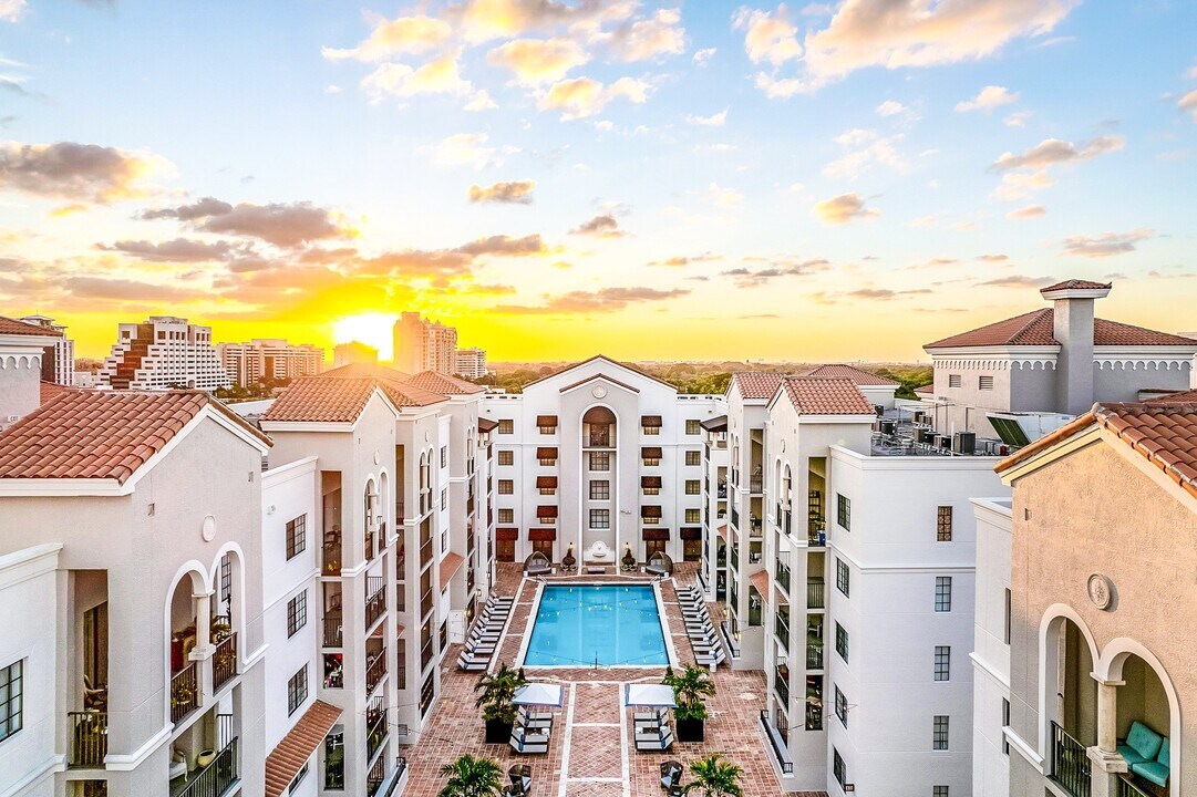 Gables Grand Plaza Apartments in Coral Gables, FL - Building Photo