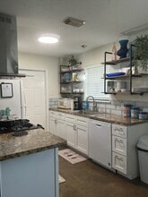 1139 Christy Dr in Angleton, TX - Foto de edificio - Building Photo