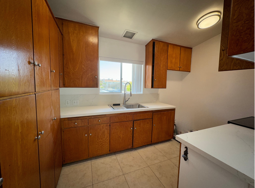 123 S Prospect Ave in Redondo Beach, CA - Building Photo