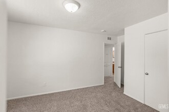 1018 Chester Pl in Bakersfield, CA - Building Photo - Building Photo