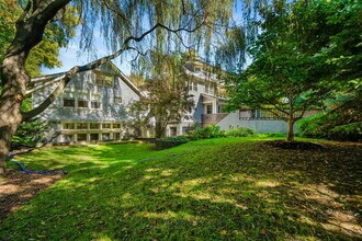 29 Merrill Rd in Newton, MA - Foto de edificio - Building Photo