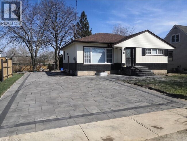 8 Frederick St in St Catharines, ON - Building Photo - Building Photo