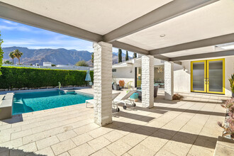 1350 E Murray Canyon Dr in Palm Springs, CA - Foto de edificio - Building Photo