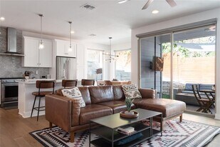 2906 Webberville Rd in Austin, TX - Building Photo