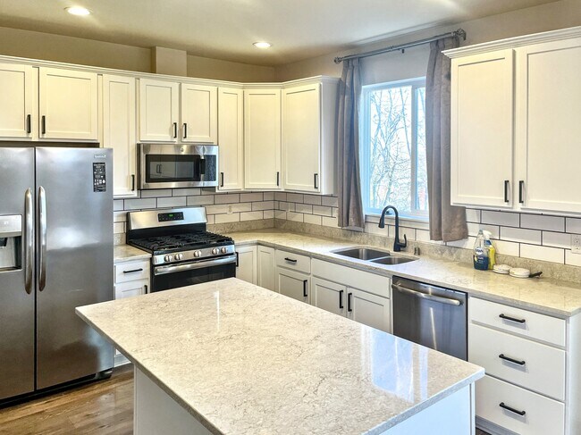 5569 Big Bear Wy in Anchorage, AK - Building Photo - Building Photo