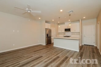 10608 Barrena Lp in Elk Grove, CA - Foto de edificio - Building Photo