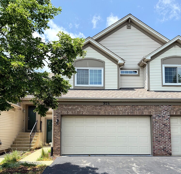 924 Park Hill Cir in Aurora, IL - Building Photo